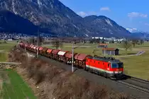Nur noch selten bekommt man eine 1144 im Streckenabschnitt von Kufstein nach Wörgl zu Gesicht. Daher betätigte ich am 25. März 2018 erfreut den Auslöser, als 1144.201 mit einem Ganzzug - bestehend aus 30 Waggons der Gattung Tds - bei Langkampfen im unteren Inntal an mir vorbeifuhr. Bei diesem Zug handelte es sich um eine Sonderleistung mit dem Ziel Lugo in Italien. Ladegut waren aller Wahrscheinlichkeit nach Düngemittel.
 