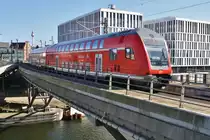 RE1 (RE3181) von Brandenburg Hauptbahnhof nach Frankfurt(Oder) verlässt am 18.3.2018 den Berliner Hauptbahnhof.