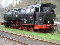 DR 95-6676, urspr�nglich HBE Lok  Mammut , Baujahr 1919.

Mit den Loks der Tierklasse hat die HBE (Halberstadt-Blankenburger Eisenbahn) ab 1920 den Zahnradbetrieb auf ihrer Steilstrecke (R�belandbahn) erfolgreich ersetzt. 
Dies war bahnbrechend f�r Deutschland und dar�ber hinaus und auch Vorbild f�r die T 20 (BR95.0) der preu�ischen Staatsbahn.

R�beland 30.04.2005