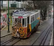 Kunst, kommt von Können, wird oft gesagt. Wenn man es aber nicht kann und nur rum schmieren will, sollte man sich besser als Pflastermaler versuchen! - Schade, wie sich hier an der Bergstation in der Taberna da Gloria einer der Triebwagen am 19.3.2018 in Lissabon präsentieren muss. 