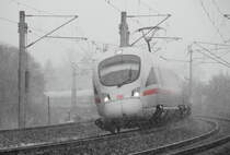 Schnee im März.
An einem Freitag Nachmittag hatte es in Erfurt begonnen zu schneien. Wie auch die meisten anderen Züge fuhren diese beiden ICE-T-Einheiten, die sich auf dem Weg gen Frankfurt/Wiesbaden befinden, pünktlich. Einen Tag später war man als Fahrgast froh, wenn überhaupt etwas fuhr.

Erfurt-Bischleben, 16. März 2018