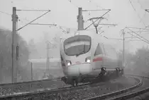 Schnee im März.
An einem Freitag Nachmittag hatte es in Erfurt begonnen zu schneien. Wie auch die meisten anderen Züge fuhren diese beiden ICE-T-Einheiten, die sich auf dem Weg gen Frankfurt/Wiesbaden befinden, pünktlich. Einen Tag später war man als Fahrgast froh, wenn überhaupt etwas fuhr.

Erfurt-Bischleben, 16. März 2018