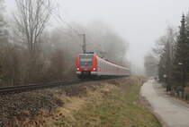 Nebel so weit das Auge reicht.
Nachdem ich Erfurt am Morgen mit einer Verspätung von 60 Minuten verlassen hatte und die Region Starnberg bei München mit einer Verspätung von 90 Minuten erreicht hatte (Grund dafür waren eingefrorene Weichen in Halle und Leipzig), konnte ich bei Seefeld-Hechendorf einen Zug der S-Bahn München als S8 (München Flughafen - Herrsching) erlegen.

Seefeld-Hechendorf, 17. März 2018