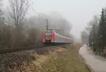 Nebel so weit das Auge reicht.
Nachdem ich Erfurt am Morgen mit einer Verspätung von 60 Minuten verlassen hatte und die Region Starnberg bei München mit einer Verspätung von 90 Minuten erreicht hatte (Grund dafür waren eingefrorene Weichen in Halle und Leipzig), konnte ich bei Seefeld-Hechendorf einen Zug der S-Bahn München als S8 (München Flughafen - Herrsching) erlegen.

Seefeld-Hechendorf, 17. März 2018