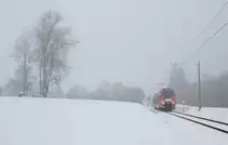 wie aus dem Nichts taucht ein 2-teiliger  Hamster  als RB Oberammergau - Murnau aus dem Nebel auf.

Saulgrub, 18. März 2018