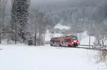 Zwischen Oberammergau und Unterammergau ist ein 2-teiliger  Hamster  als RB Oberammergau - Murnau unterwegs. Auf der ca. 24 km langen Ammergaubahn muss der/die TriebfahrzeugführerIn 54 mal pfeifen, da es zahlreiche technisch ungesicherte Bahnübergänge gibt. 

Oberammergau, 18. März 2018