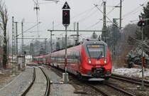 Immer zur halben Stunde kreuzen auf der Doppelspurinsel Hechendorf - Murnau die Regionalzüge von und nach München. Hier fährt gerade eine Regionalbahn aus Innsbruck/Reutte in Tirol in den Bahnhof von Murnau ein. Es besteht Anschluss an die RB nach Oberammergau.

Murnau, 18. März 2018