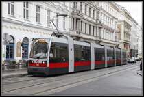 Triebwagen 692, Linie 49, Siebensterngasse am 14.03.2018.