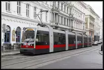 Triebwagen 692, Linie 49, Siebensterngasse am 14.03.2018.