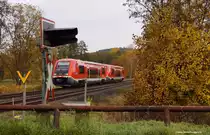 Hier kommt eine Personal-Schulungsfahrt am BÜ in Fattigau daher. Wir haben den 25.10.2013 und die Zug-Crew hat sich den Spass erlaubt und ins ZZ Siemens VT 642 geschrieben.... Erwischt - aber ich habe nur diese Auslösung. Immerhin ist der Zug nicht durch den Mast verdeckt , noeeee. Auch ich hatte die Hoffnung, dass bei dem Bild wenigstens das Blinklicht rot ist. Leider auch Fehlanzeige. Aber ich versichere, der BÜ war eingeschaltet und i.O.....