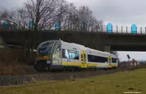 Die Polen hatten einen Goldzug, das haben die zwar top vermarktet aber sonst nicht recht erfolgreich angestellt. Agilis hat nun auch einen Goldzug, der fährt seit dieser Woche in Nordbayern rum! Es ist der beklebte 650 701, denn Agilis hat Grund zum Jubeln. Seit 2012 ist Agilis wiederum Bayerns beste Bahn mit dem Dieselnetz Nord. Deshalb erhielt der Zug  Gold  und einen besonderen Text. Agilis verlost unter Einsendern von Fotos des Zuges im Mai Tickets...
Diese Aufnahme gelang mir am 27. März 2018 nahe Münchberg. Der Zug fährt gleich unter der Autobahn A 9 durch, er kam auf der Nebenbahn von Helmbrechts her...

Statt  Goldi  denke ich lieber an James Bond und nenne ihn  Gold-Shuttle . Vielleicht macht ja noch jemand ein Lied oder gar einen ungezogenen Felm äh Film darüber... James im Dienste ihrer Majestät entkommt am Hebelpult des goldenen 650 der Welt des Bösewichts...... :-))