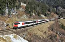 Auch im Jahr 2018 fahren noch regelmässig Schnellzüge am Gotthard und sorgen für etwas Abwechslung auf den Schienen: Am 24. März 2018 schiebt die SBB Re 460 028-8  Frickthal  den IR 26 von Basel SBB nach Göschenen die Gotthard-Nordrampe hinauf und befährt die oberste Ebene bei Wassen.
