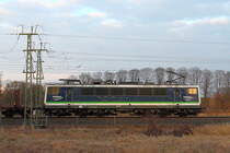 Bei letztem Licht fährt die 155 045-9 der IntEgro Verkehr GmbH (NVR-Nummer: 91 80 6155 238-9 D-PRESS) am 29.03.2018 durch Nassenheide.