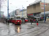 Wien Wiener Linien SL 25 (E1 4855 + c4 1339) XXI, Floridsdorf, Franz-Jonas-Platz / Schloßhofer Straße / ÖBB-Bahnhof Floridsdorf am 16. März 2018. - Der Zug fährt in Richtung Aspern über Kagran. - Im Hintergrund hält der E2 4076 als SL 31 in der Haltestelle Floridsdorf.