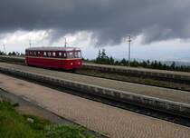Nachdem schon seit Schierke eine große dunkle Wolke unser Treiben beobachtete, könnte man meinen, sie versucht dem kleinen Triebwagen Angst zu machen. Solch dramatische Wetterszenen gehören oftmals zum Programm des berges.B