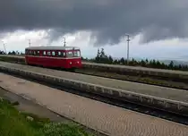 Nachdem schon seit Schierke eine große dunkle Wolke unser Treiben beobachtete, könnte man meinen, sie versucht dem kleinen Triebwagen Angst zu machen. Solch dramatische Wetterszenen gehören oftmals zum Programm des berges.B