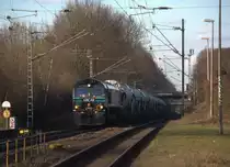 Die Class 66 513-10 von Lineas kommt die Kohlscheider-Rampe hoch aus Richtung Mönchengladbach,Herzogenrath mit einem Kalkleerzug aus Oberhausen-West(D) nach Hermalle-Huy(B) und fährt durch Kohlscheid in Richtung Richterich,Laurensberg,Aachen-West. Aufgenommen von Bahnsteig 1 in Kohlscheid. Bei schönem Sonnenschein am Abend vom 29.3.2018.
Und das ist mein 8200tes Bahnbild bei http://WWW.Bahnbilder de