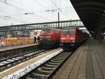 Der Ic/Re nach Oberstdorf mit 218 494 und Schwesterlok und 245 037 als Re nach Lindau im März 2018 in Ulm.

Die 218 494 wollte wohl die 245 nicht noch ins Rampenlicht stellen wie es aussieht ... lach:-)