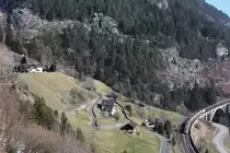 Seitdem der Gotthard-Basistunnel in Betrieb genommen wurde, gibt es auf der alten Gotthardstrecke nicht mehr so viel Verkehr wie früher... Darum ist diese Aufnahme schon etwas selten.
Die SBB Historic Ae 4/7 Nr. 10987 auf der oberste Ebene und die TILO RABe 524 103  Medrisio  als RE Erstfeld - Milano C. der mittleren Ebene bei Wassen.

