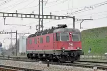 Re 620 085-1 durchfährt solo den Bahnhof Pratteln. Die Aufnahme stammt vom 20.03.2018.