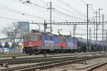 Doppeltraktion, mit den Loks 421 385-6 und 421 393-0, durchfahren den Bahnhof Pratteln. Die Aufnahme stammt vom 20.03.2018.
