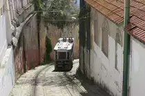 Die Standseilbahn in der Calcada do Lavra quält sich hier am 20.3.2018 den Berg hinauf.