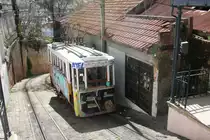 Begegnung mit dem Gegenzug der Standseilbahn in der Calcada do Lavra am 20.3.2018 in Lissabon.

