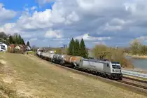 187 075 mit einem Kesselzug am 29.03.2018 bei Pleinting. 