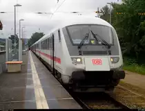 Bpmbdzf mit Schublok 101 084-2 als IC 2252 nach Berlin Südkreuz steht in seinem Startbahnhof Ostseebad Binz auf Gleis 3. [29.7.2016]