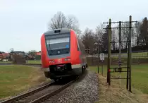 An der Strecke von Hergatz nach Wangen (Allgäu) stehen noch Telegrafenmasten. Grund, sich ihnen eingehender zu widmen, ehe sie irgendwann verschwunden sind. 612 079 verlässt am 15.03.2018 Hergatz in Richtung Wangen (Allgäu).