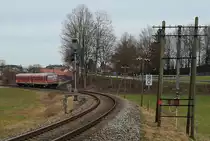Im Vergleich zu manchen anderen Strecken ist die Fahrzeugvielfalt auf der Strecke von Hergatz nach Wangen (Allgäu) verhältnismäßig abwechslungsreich. Neben 612 und 650 sind auch 628 vor den RE anzutreffen, wie hier der am 15.03.2018 nach Wangen (Allgäu) fahrende 628 542. Dazu kommen 218 vor den EC.