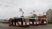Kleine Fahrzeugparade in der Wendeschleife: Zwei 
Straßenbahntriebwagen LWS-2005 Nr. 1408 und 1114, daneben 
Straßenbahntriebwagen LM-99 Nr. 1335, und dahinter 
Straßenbahntriebwagen LWS-86 Nr. 1025, in Kupchino, St. Petersburg, 12.11.2017