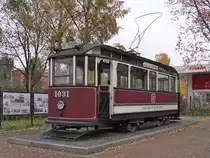 Der erste elektrisch betriebene Straßenbahntriebwagen #1031 der Linie 4, Baujahr 1907, steht vor dem Museum für elektrischen Transport in St. Petersburg, 22.10.2017

Diese Fahrzeuge wurden von der englischen Firma  Brush Electrical Engineering Company  (heute Brush Traction Ltd.) hergestellt. Kein Wagen blieb erhalten; dies ist ein Nachbau auf Basis eines MS-1 Triebwagens von 1929.