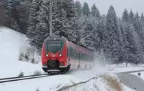 Eigentlich hätte man hier eine traumhafte Bergkulisse gehabt... 2442 732 als RB Mittenwald - München Hbf zwischen Mittenwald und Klais.

Mittenwald, 20. März 2018 