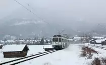 Triebwagen Nummer 14 - ein Doppektriebwagen - der Bayrischen Zugspitzbahn hat den Bahnhof von Garmisch-Partenkirchen verlassen. Die Strecke der Bayrischen Zugspitzbahn verläuft anfangs parallel zu dem Gleis der Außerfernbahn. In dem Freiraum zwischen dem linken Gleis der Zugspitzbahn und dem rechten Gleis der KBS 9xx hat früher mal ein Gleis gelegen, welches Zügen aus Richtung Kempten/Reutte einen direkten Zugang ins Bahnbetriebswerk ermöglichte. Weder das Gleis, noch das BW sind heute noch erhalten. Die DB hat das Gelände verkauft. Es sollen riesige Hotelanlagen entstehen...

Garmisch-Partenkirchen, 20. März 2018