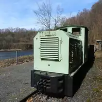 DIEMA-SCHMALSPUR-DIESELLOK IM BASALTPARK BAD MARIENBERG/WW.
Eine genaue Typbezeichnung konnte ich bei meinem Besuch im BASALTPARK
BAD MARIENBERG/WW. an der DIEMA zwar nicht entdecken,vermute aber mal,dass
es eine DS 30 mit 600 mm Spurweite ist,die hier von einem anderen Berieb als
Ausstellungsstück zur Verfügung gestellt wurde...vielleicht ist sie ja in einem anderen Steinbruch der Umgebung zum Einsatz gekommen....am 30.3.2018


