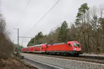 Am 30. März 2018 konnte ich im Westen von Erkner den mit 182 021 bespannten RE 1 ablichten.