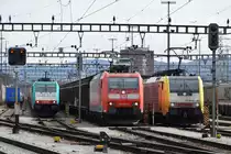 BR 185 119-5 wartet am 30.03.2018 zusammen mit ES 64 F4-093 und E 186 209 auf die Abfahrt im RB Muttenz.