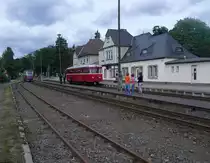In Elend stand die Kreuzung mit dem Triebwagen aus Eisfelder Talmühle an, umrahmt vom Empfangsgebäude des Bahnhofs.24.06.2012