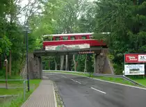 Die zwischenzeitlichen Motive verkneife ich mir, das hatten wir schon. 
Dank der Personale und des OBL,Herrn Bauer, und der Disziplin der Gäste hatten wir noch zeitliche Reserven auf der Rückfahrt, die auch sofort genutzt wurden. 
Allerdings kristalisierte sich nun ein  harter Kern  heraus, etwa bisher 15 Fotostops, da muss man schon hart sein!Es bot sich,garniert mit dem obligatorischen Regenschauer, die Brücke vor Elend über die B 27 an,Blickrichtung in den Ort Elend.
24.06.2012