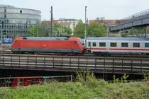 Die Elektrolokomotive 101 106-3 mit einem IC im April 2014 in Dresden.