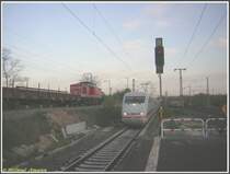 ADAM 9  Sebastian  (Ex-DR 202 520) war am Abend des 21.04.2007 im Bauzugeinsatz am Bahnhof Frankfurt am Main-Niederrad, als 401 555/055 auf Gleis 1 in Fahrtrichtung Hauptbahnhof fuhr. Die im Hintergrund einfahrende S-Bahn ist leider durch den Mast verdeckt, etwas zu fr�h ausgel�st, sonst w�re das Bild dadurch noch sch�ner geworden.