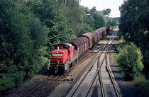 Die 1878 eröffnete Nebenbahn von Senden nach Weißenhorn verlor bereits 1966 den Personenverkehr, wurde wegen des hohen Güteraufkommens aber nicht stillgelegt. Seit Dezember 2013 verkehren hier auch wieder Personenzüge. Im August 2010 trifft 294 811-5 mit einem beachtlich langen Güterzug in Senden ein, rechts die Illertalbahn Neu Ulm - Memmingen (Dia-Scan).