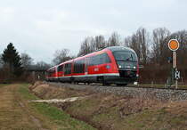 Kurz vor dem Haltepunkt Wullenstätten passiert 642 708 am 23.03.2018 das Einfahrtvorsignal von Senden. Der ehemalige Haltepunkt befand sich in Höhe der im Hintergrund sichtbaren Straßenbrücke.