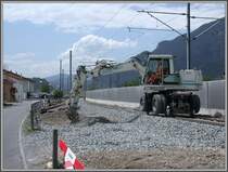 Zweiwegbagger bei Umgebungsarbeiten in Domat Ems, Anschlussgleis Ems Chemie und S�gerei Stallinger. (24.05.2007)