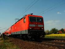 143 058, mit einem RE aus Leipzig auf dem Weg nach Dresden Hbf, am 28.04.2007 hier in der N�he von Riesa