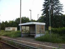 Das goldsh�fer Kunstwerk, wie man diese, v�llig beschmierte Warteh�tte nennen kann...Foto: Bf Goldsh�fe (KBS 995 & KBS 786), am 26.05.07.