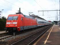 Die ehemalige THW-Werbelok, 101 014-9, steht am 21.05.07 mit IC 2064 von N�rnberg HBF nach Karlsruhe HBF auf Gleis 1 des Aalener Bahnhofs.