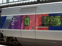 Designe des Zwischenwagens 2.Klasse TGV POS 4406 an der T�r, die k�nstlerische Gestaltung des Zuges innen und aussen ist nach meiner Meinung der SNCF sehr gut gelungen, ich kenne einige TGV-Typen, aber dieser ist der sch�nste. Aufgenommen am 27.05.2007.