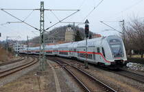 146 574-9 verlässt mit einem IC von Singen (Hohentwiel) nach Stuttgart am 22.03.2018 den Bahnhof Herrenberg